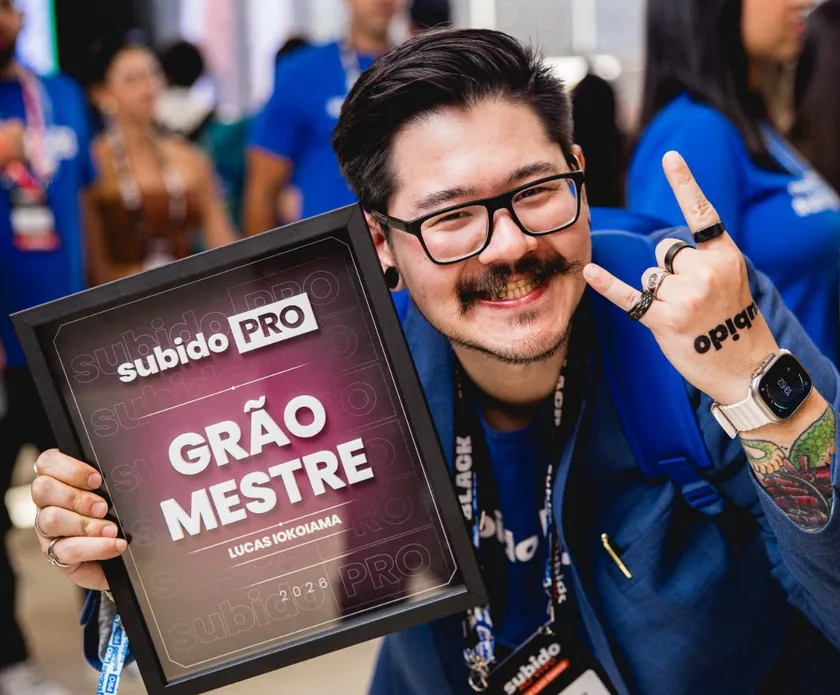 Lucas Iokoiama, fundador da Vela Latina, com o quadro Grão Mestre · Subido PRO 2026